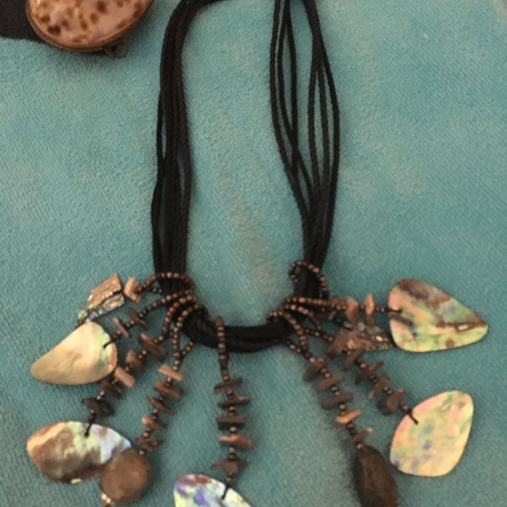 NWT⭐️⭐️⭐️Fun Chicos abalone shell necklace - Picture 2 of 3
